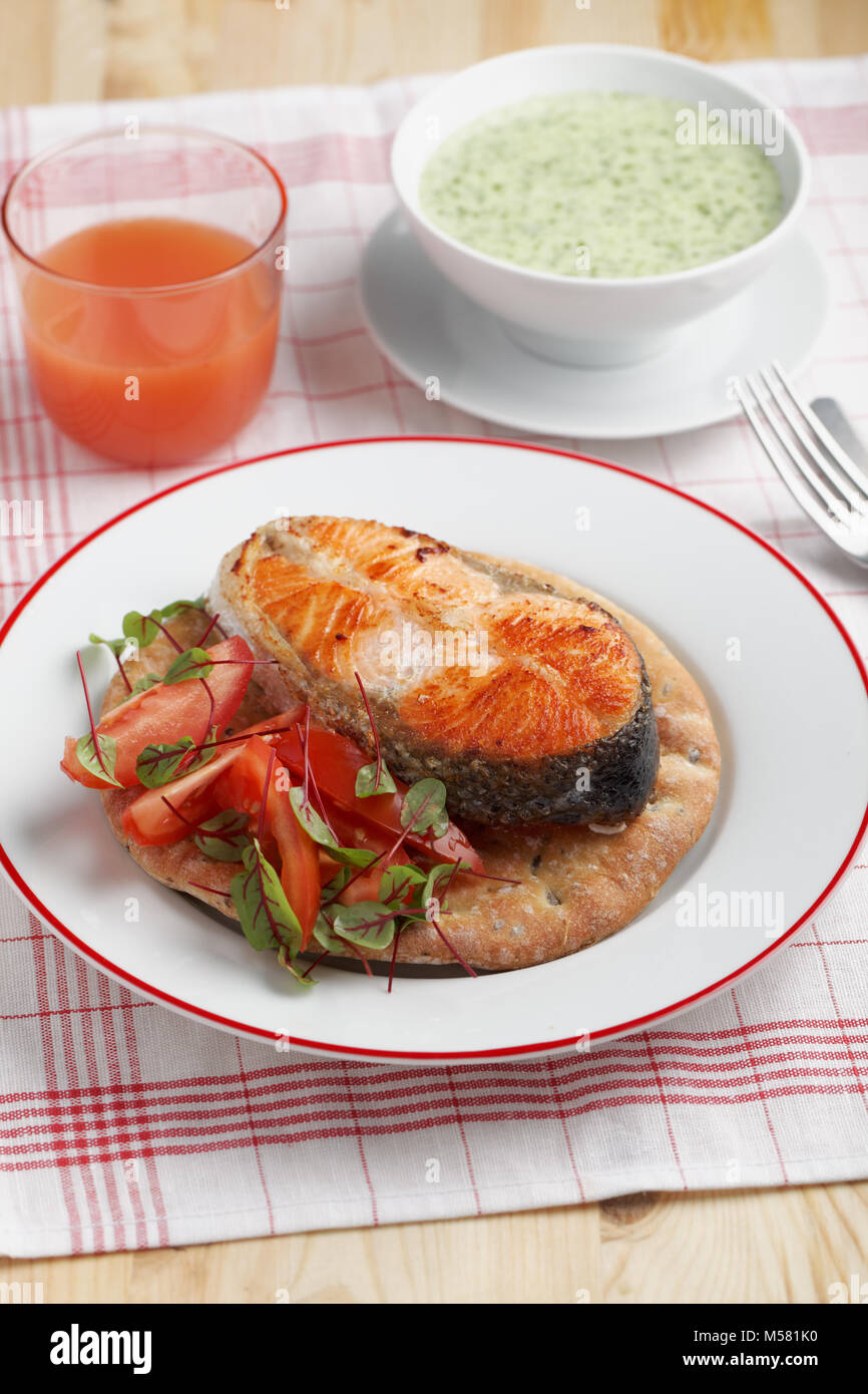 Pavé de saumon grillé avec des légumes sur un pain plat finlandais Banque D'Images