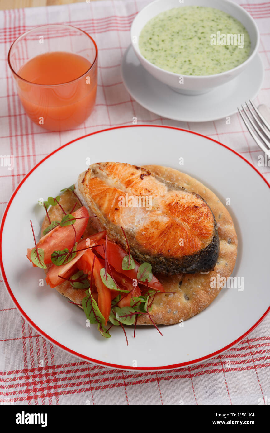 Pavé de saumon grillé avec des légumes sur un pain plat finlandais Banque D'Images