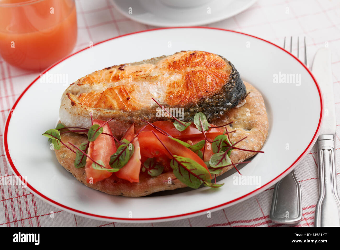 Pavé de saumon grillé avec des légumes sur un pain plat finlandais Banque D'Images