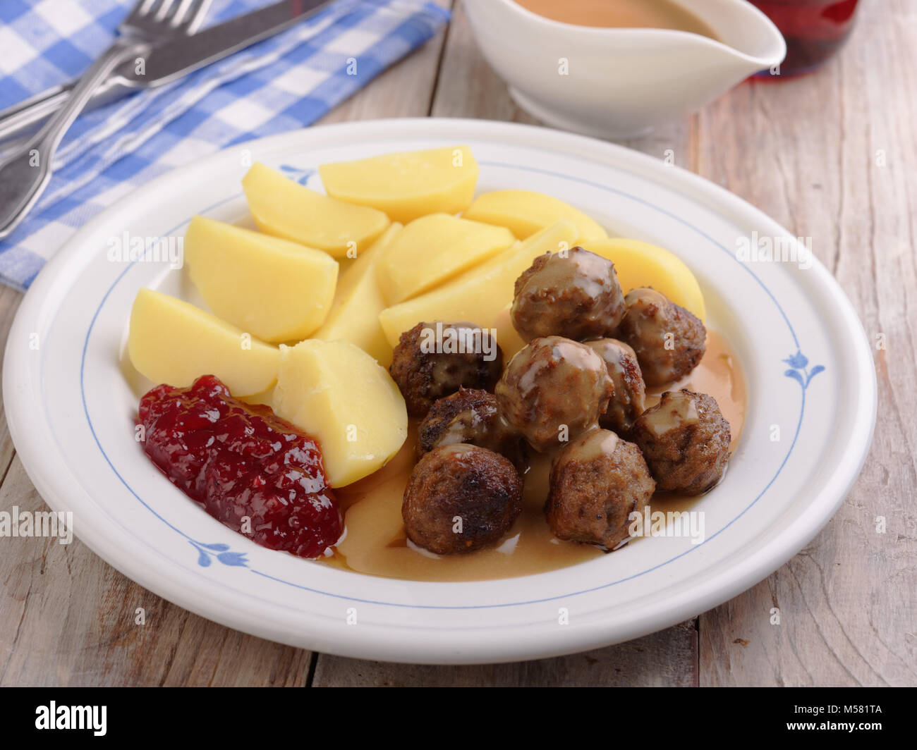 Boulettes de pommes de terre bouillies avec suédois, confiture d'airelles, sauce crème et Banque D'Images