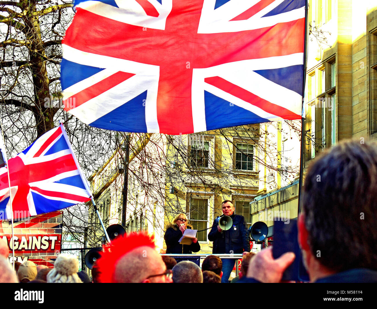 Anciens Combattants de Newcastle contre le terrorisme manifestation à Bigg Market avec forte présence policière Banque D'Images