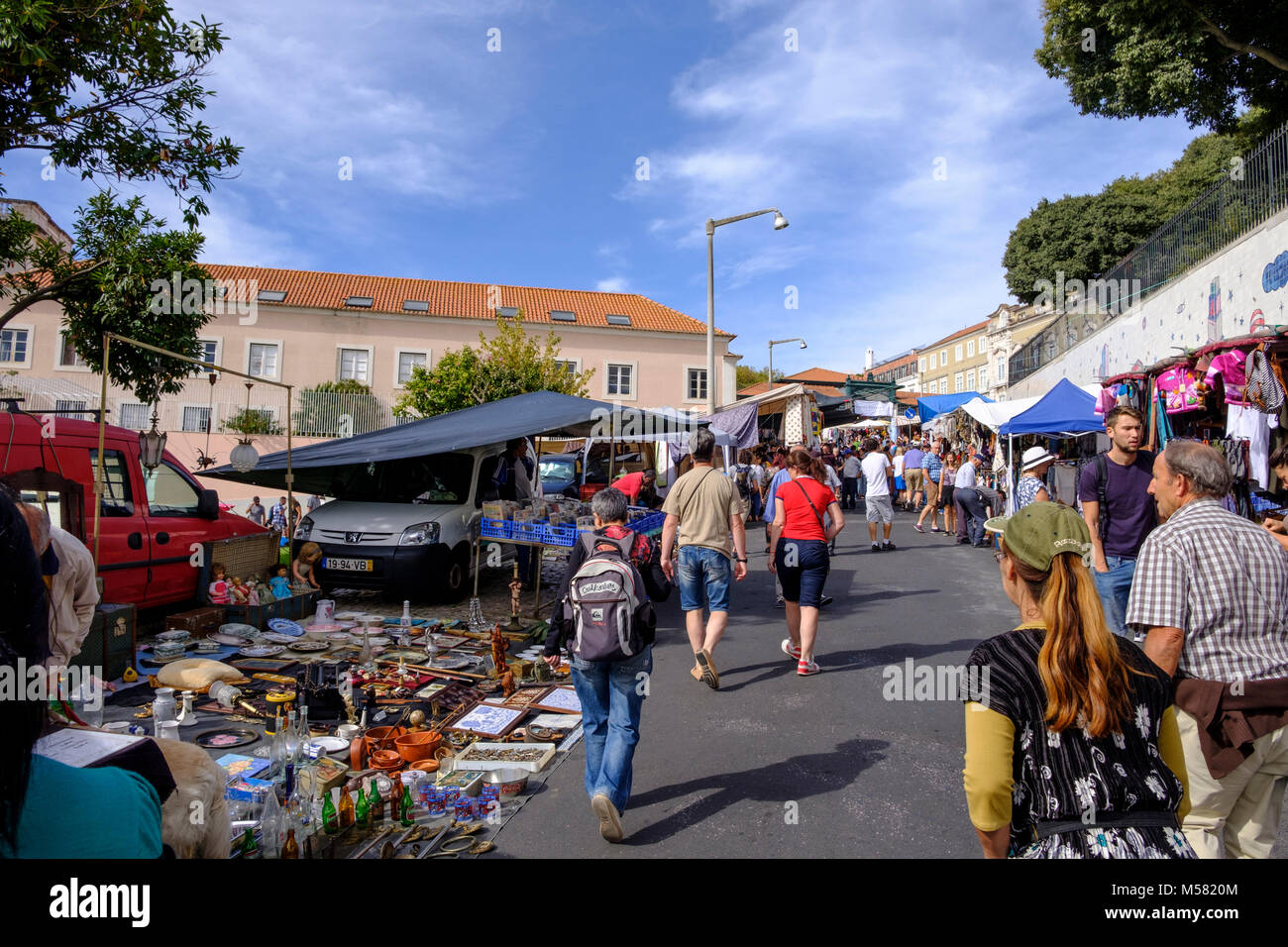 Feira da Ladra le mardi et le samedi dans Alfama, Lisbonne, Portugal Banque D'Images