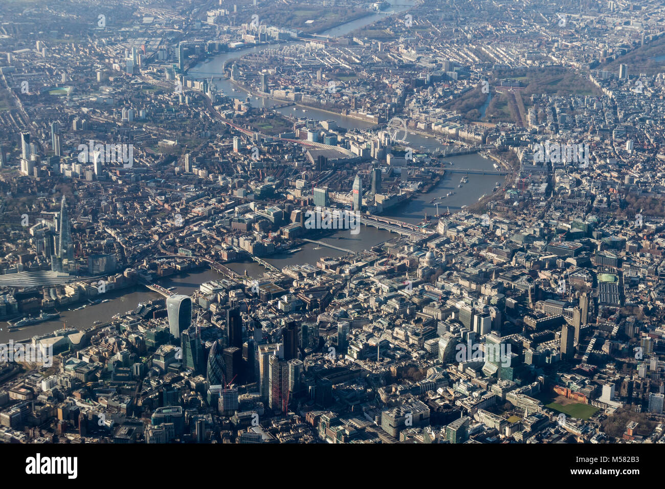 Vue aérienne du centre de Londres à l'ouest le long de la Tamise à partir du nord. Banque D'Images