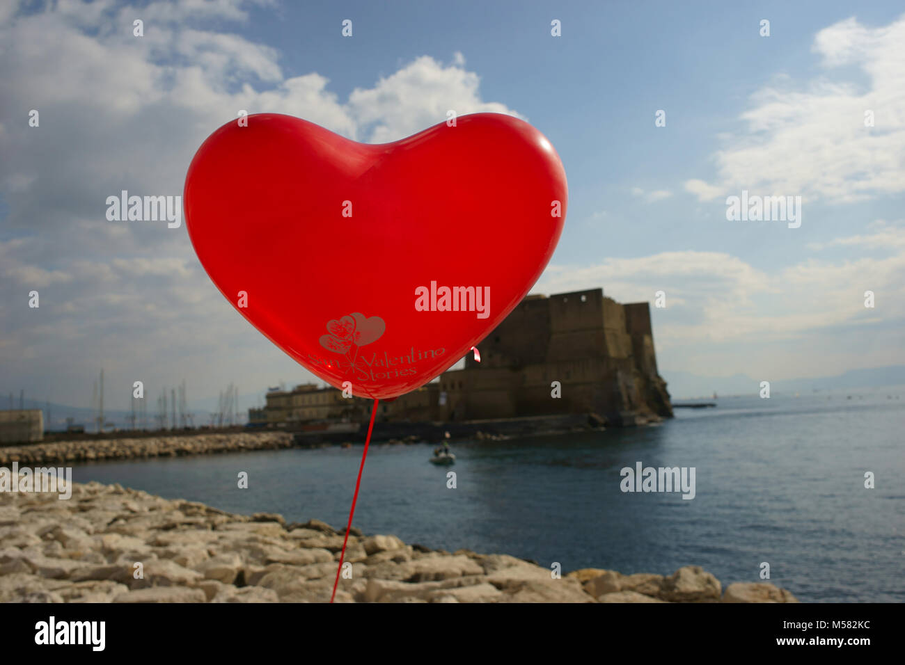 Le jour de la St-Valentin et ballon château d'oeufs sur le backgornud à Naples, Italie Banque D'Images