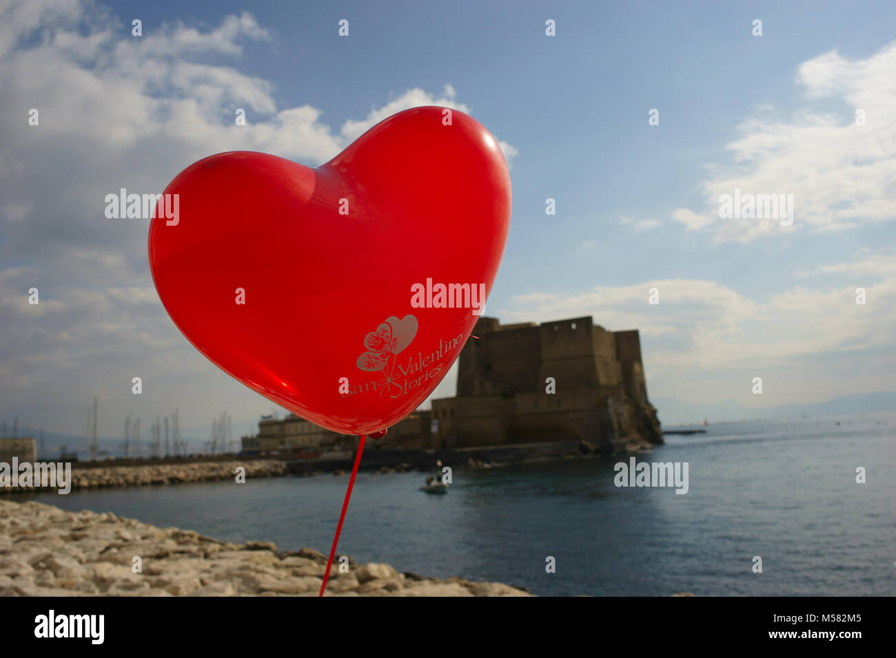 Le jour de la St-Valentin et ballon château d'oeufs sur le backgornud à Naples, Italie Banque D'Images
