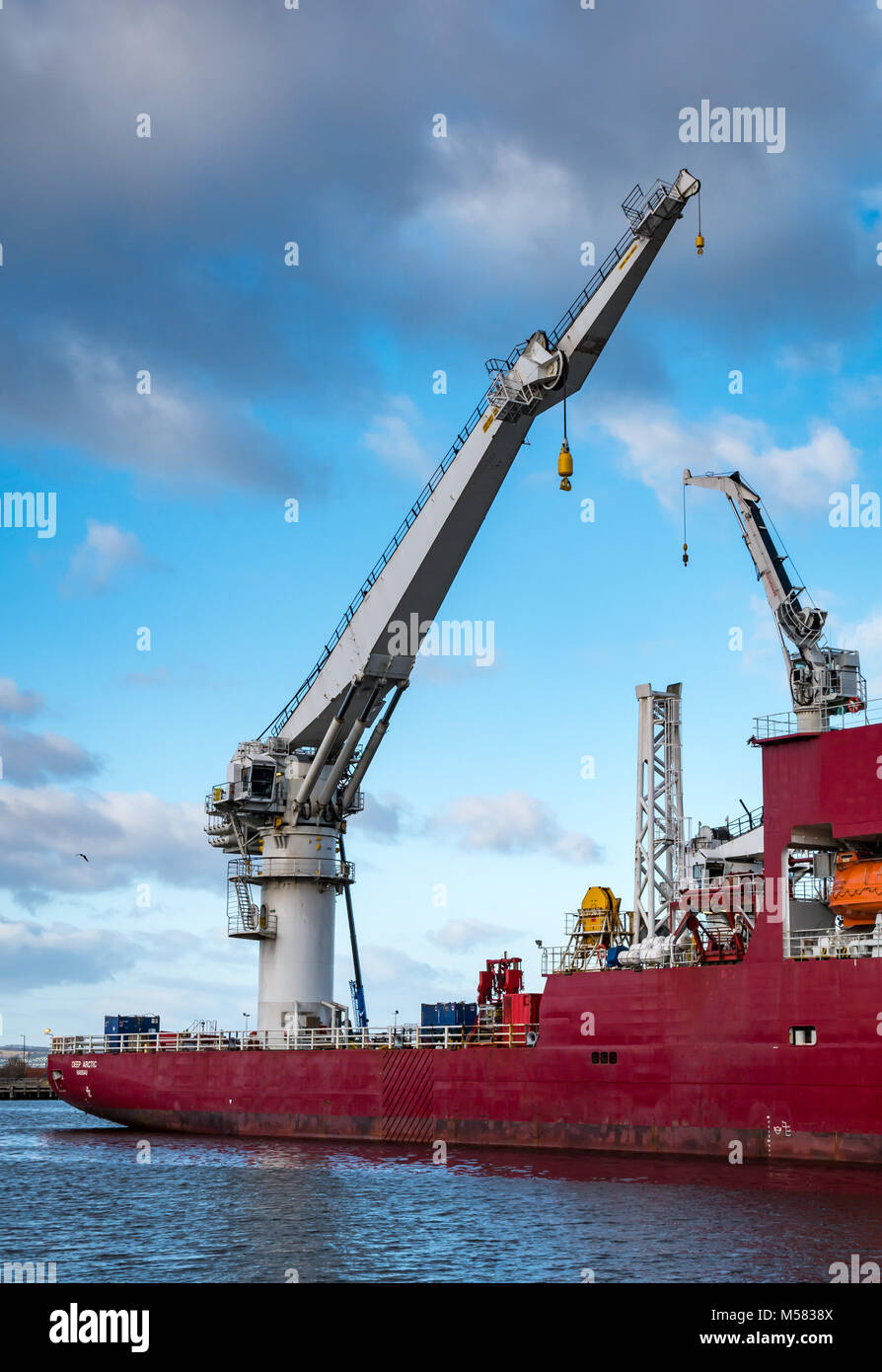 Grande grue, Technip, navire de plongée profonde, l'Arctique et de la construction lourde du navire de soutien, le port de Leith, Édimbourg, Écosse, Royaume-Uni Banque D'Images