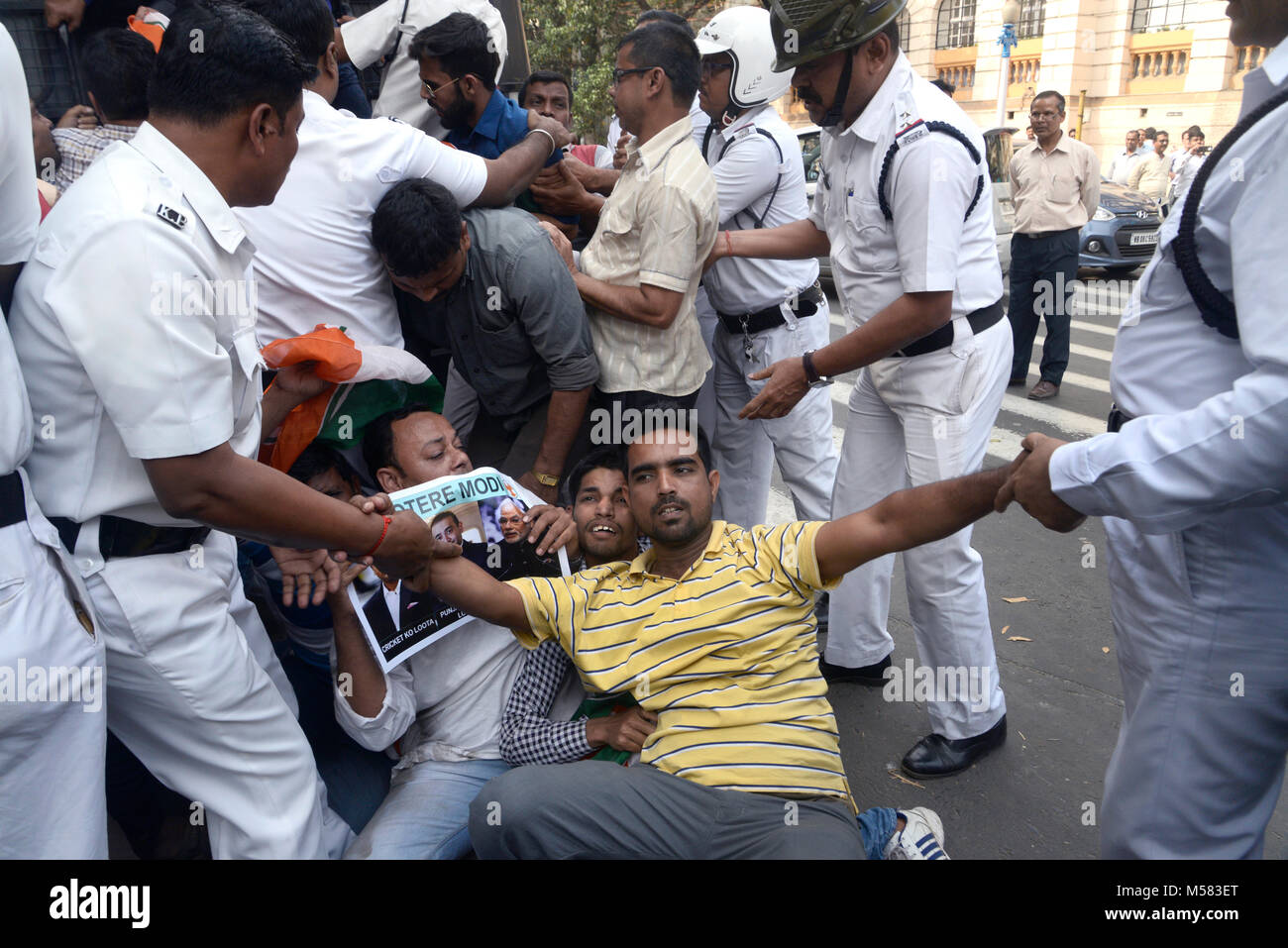 Kolkata, Inde. Feb 20, 2018. Militant congrès détenus pendant la Punjab National Bank protester contre l'escroquerie. Militant du congrès manifestations contre le gouvernement de l'Union européenne plus de Punjab National Bank arnaque en face de la Maison du Gouverneur. Credit : Saikat Paul/Pacific Press/Alamy Live News Banque D'Images