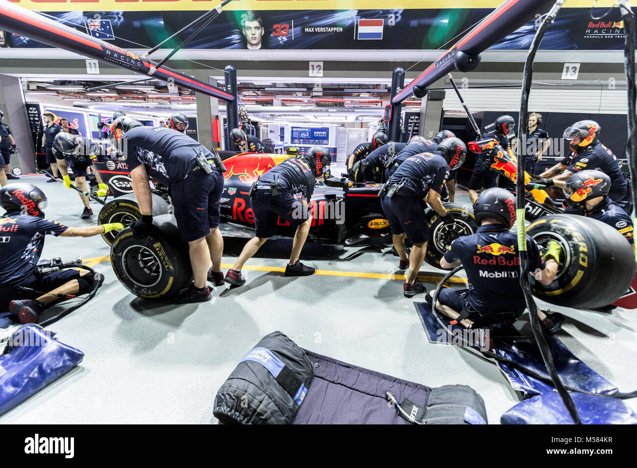 La formule un F1 Red Bull pit crew travaillant sur le garage au cours de pit stop Banque D'Images