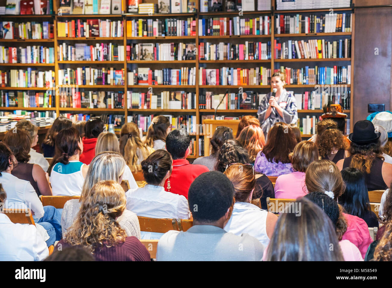 Miami Florida,Coral Gables,Livres & Livres,rencontrez les auteurs,Libba Bray,Shannon Hale,jeunes auteurs de fiction adulte,littérature,organisateur,public,foule,woma Banque D'Images