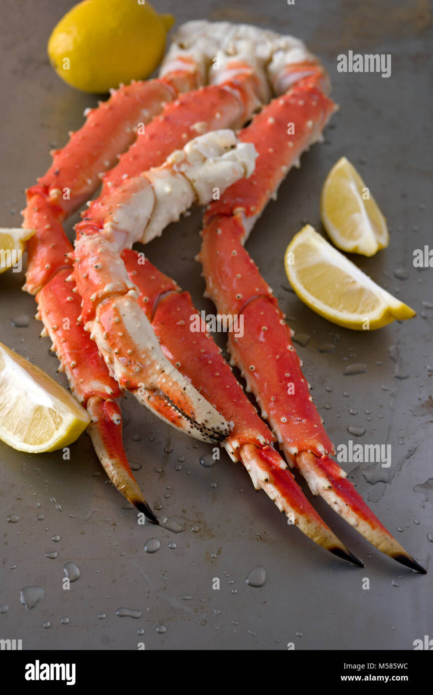 Red king crabe avec citron Banque D'Images