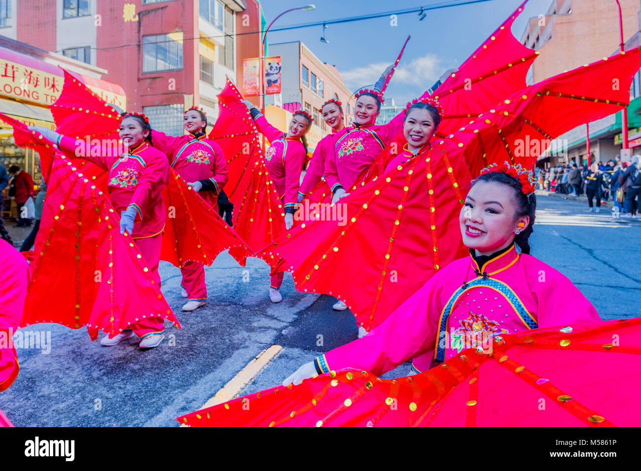 Les danseurs du ventilateur à la Parade du Nouvel An lunaire chinois, Chinatown, Vancouver, Colombie-Britannique, Canada. Banque D'Images