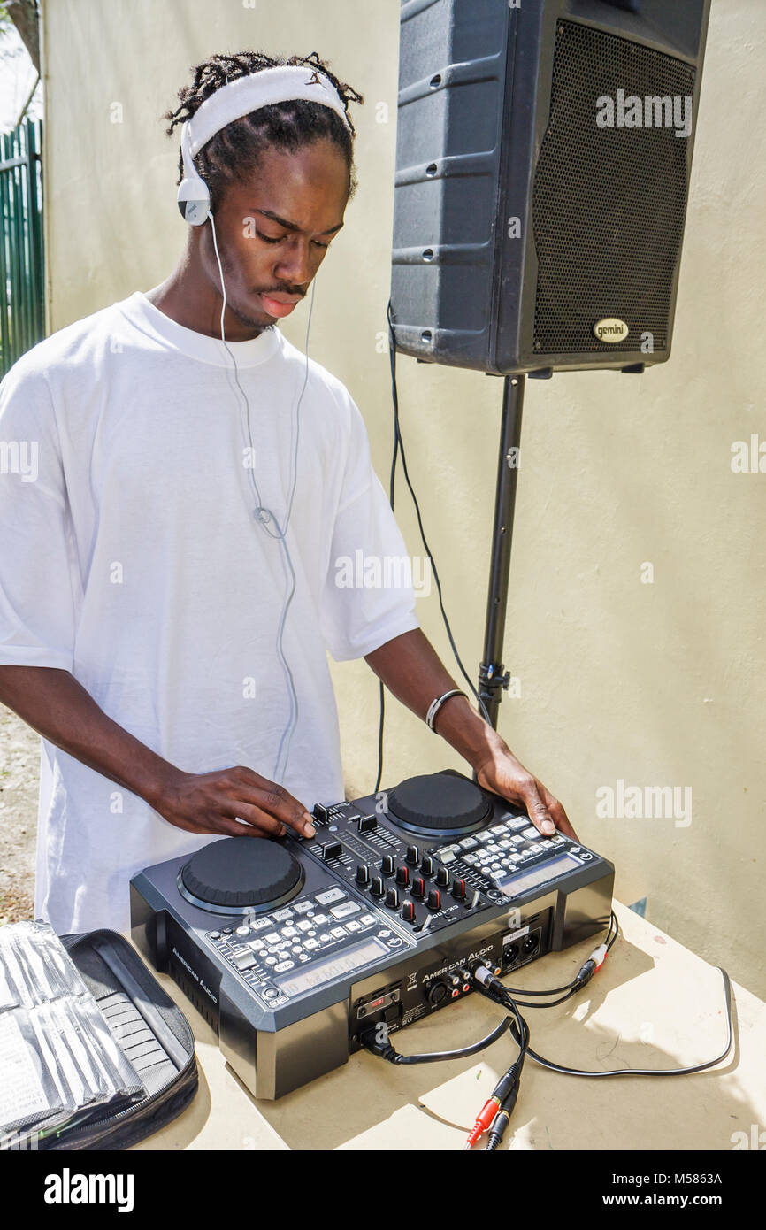Miami Florida, Liberty City, African Square Park, Black Blacks Africains ethnie minoritaire, homme hommes hommes adultes adultes, DJ, deejay, disc jockey, Sound mix Banque D'Images