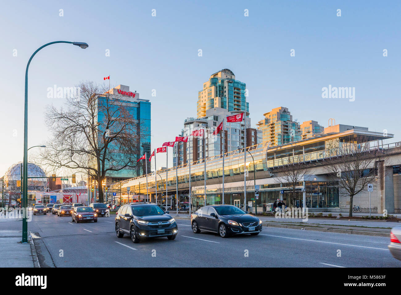 Circulation près de la station de Skytrain de la rue main, Vancouver, Colombie-Britannique, Canada. Banque D'Images