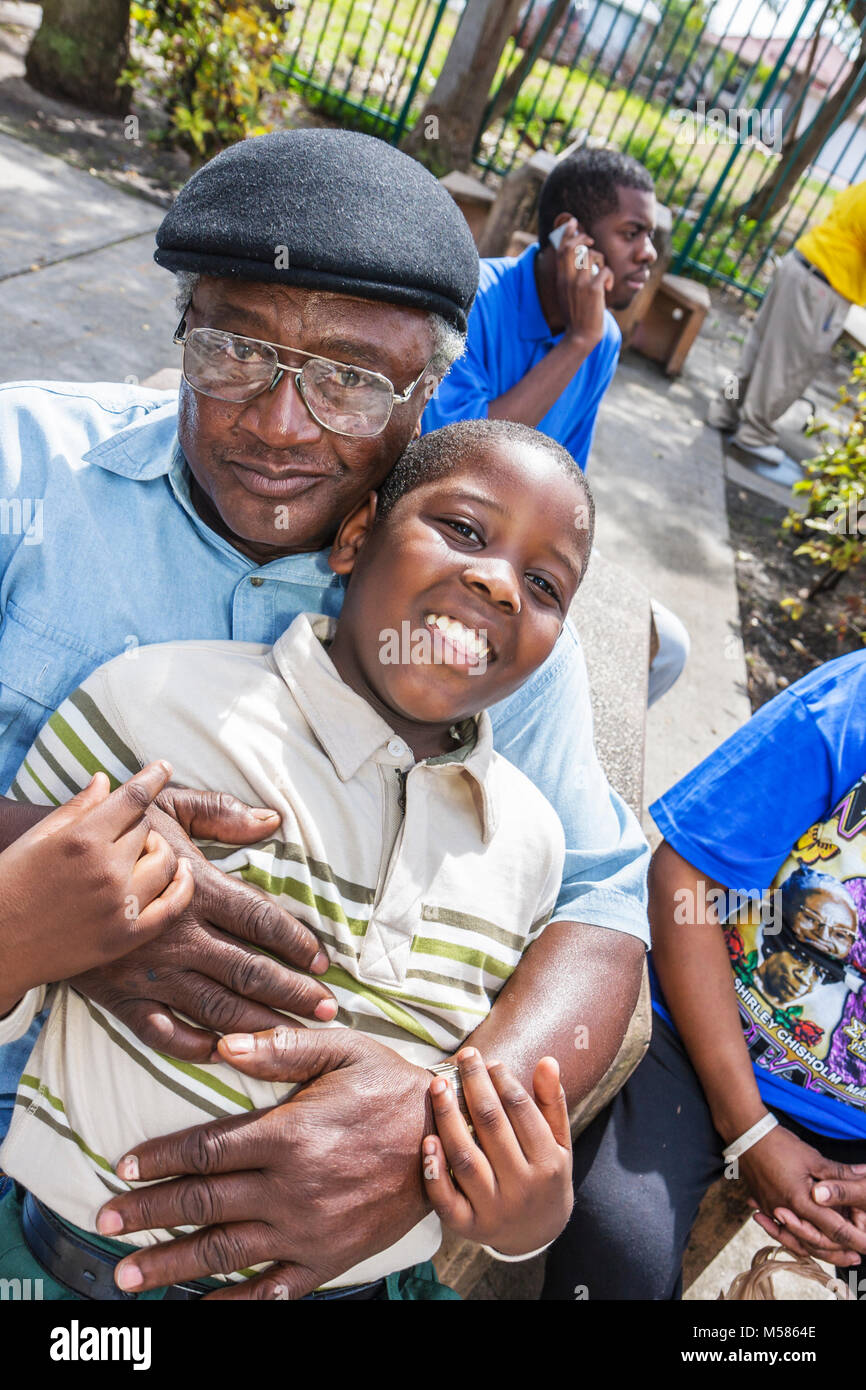 Miami Florida,Liberty City,African Square Park,centre-ville,faible revenu,pauvreté,économique,Black Blacks Africains ethnie minoritaire,homme hommes hommes adultes Banque D'Images