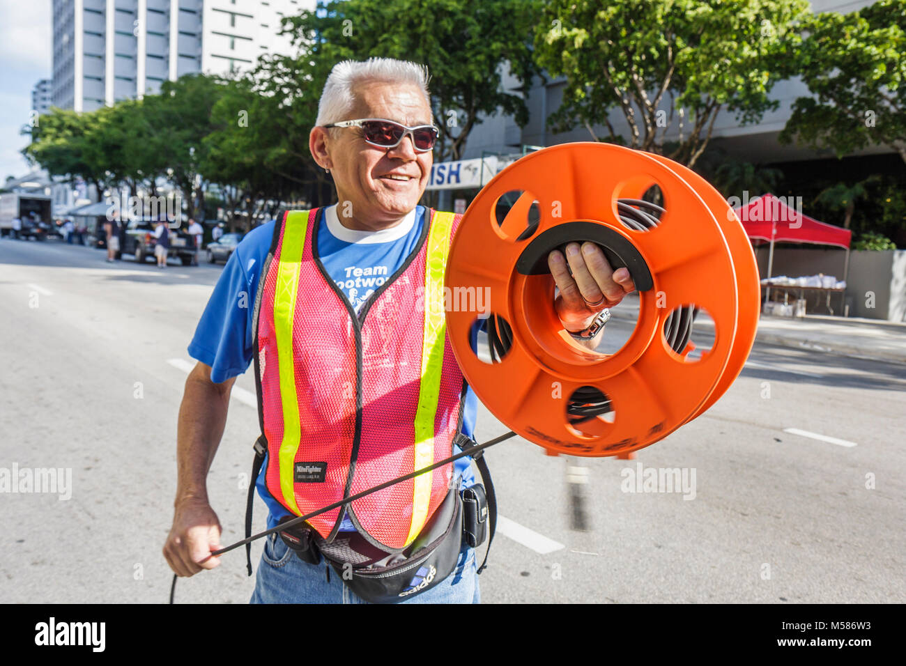 Miami Florida,Brickell District,Carnaval 8K Run,préparation,événement communautaire,hispanique Latin Latino ethno immigrants minorités,homme hommes annonce mâle Banque D'Images