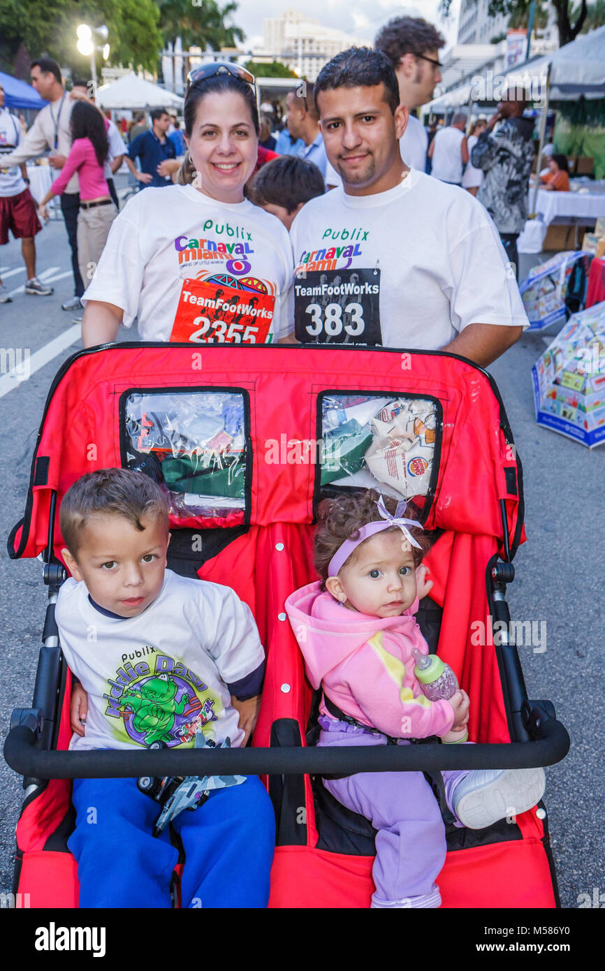 Miami Florida,Brickell District,Carnaval 8K Run,préparation,événement communautaire,hispanique Latin Latino ethnicité immigrants minorités,adultes WO Banque D'Images