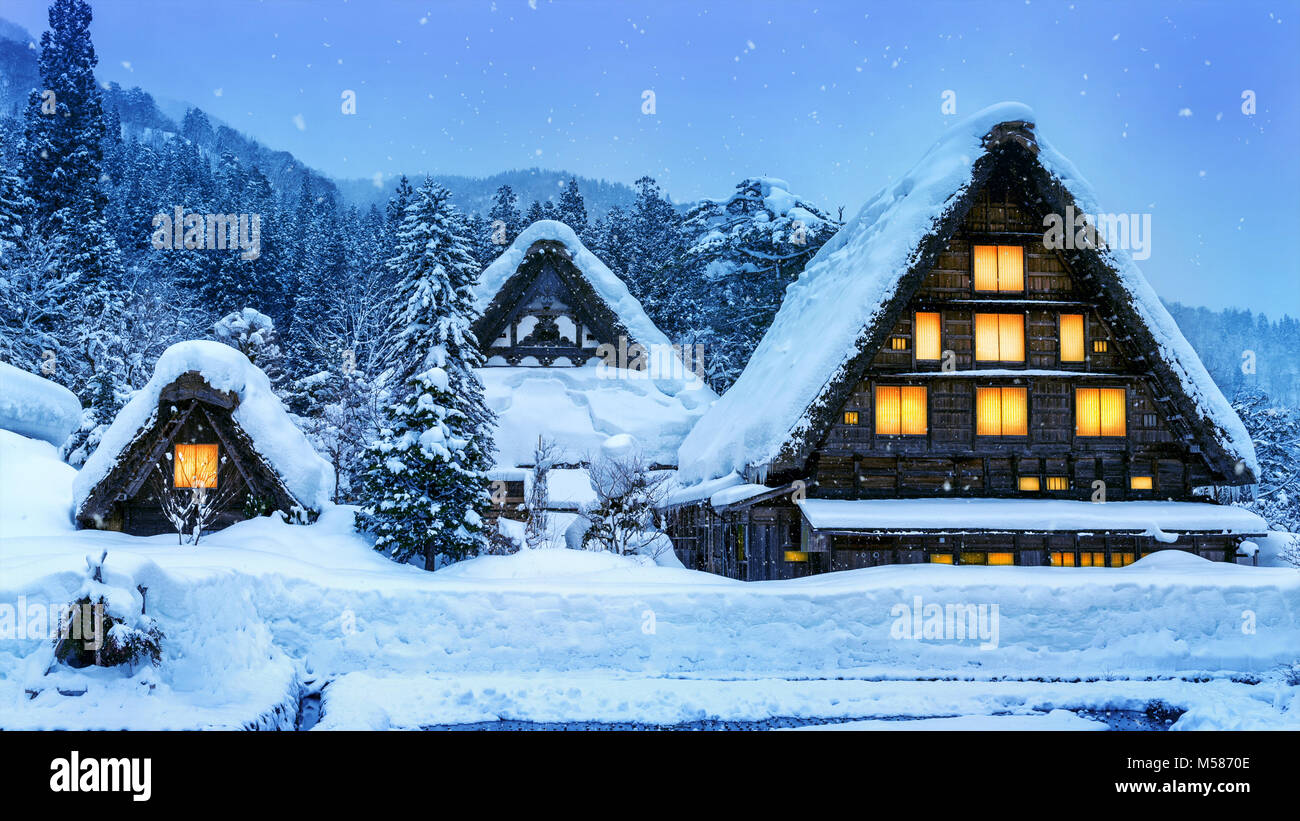Shirakawa-go village en hiver, sites du patrimoine mondial de l'UNESCO, le Japon. Banque D'Images