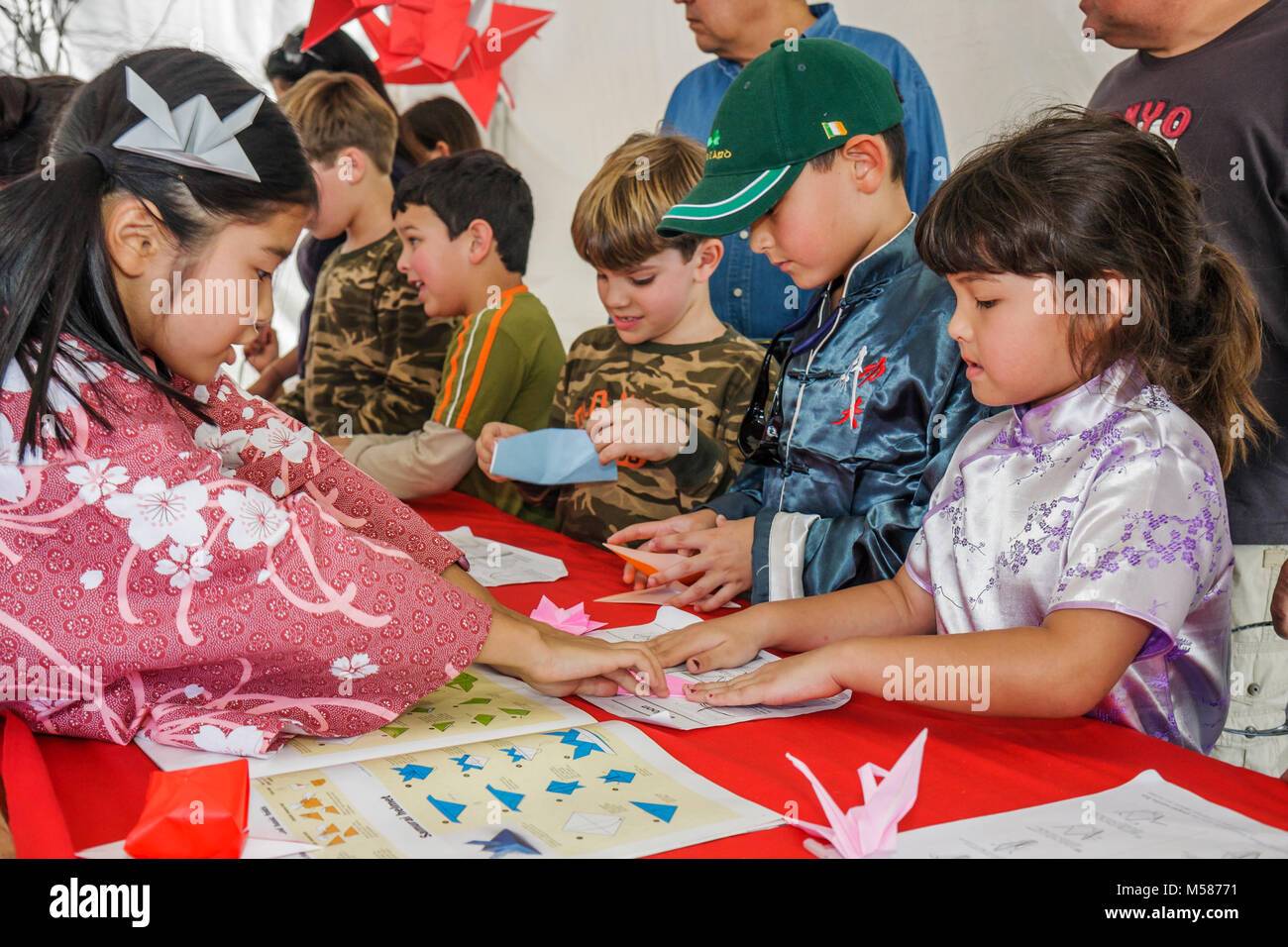 Miami Florida,Homestead,Redlands,fruit & Spice Park,Asian Culture Festival,festivals foire,cours d'origami,garçons,garçon enfant enfant enfant enfants jeune Banque D'Images