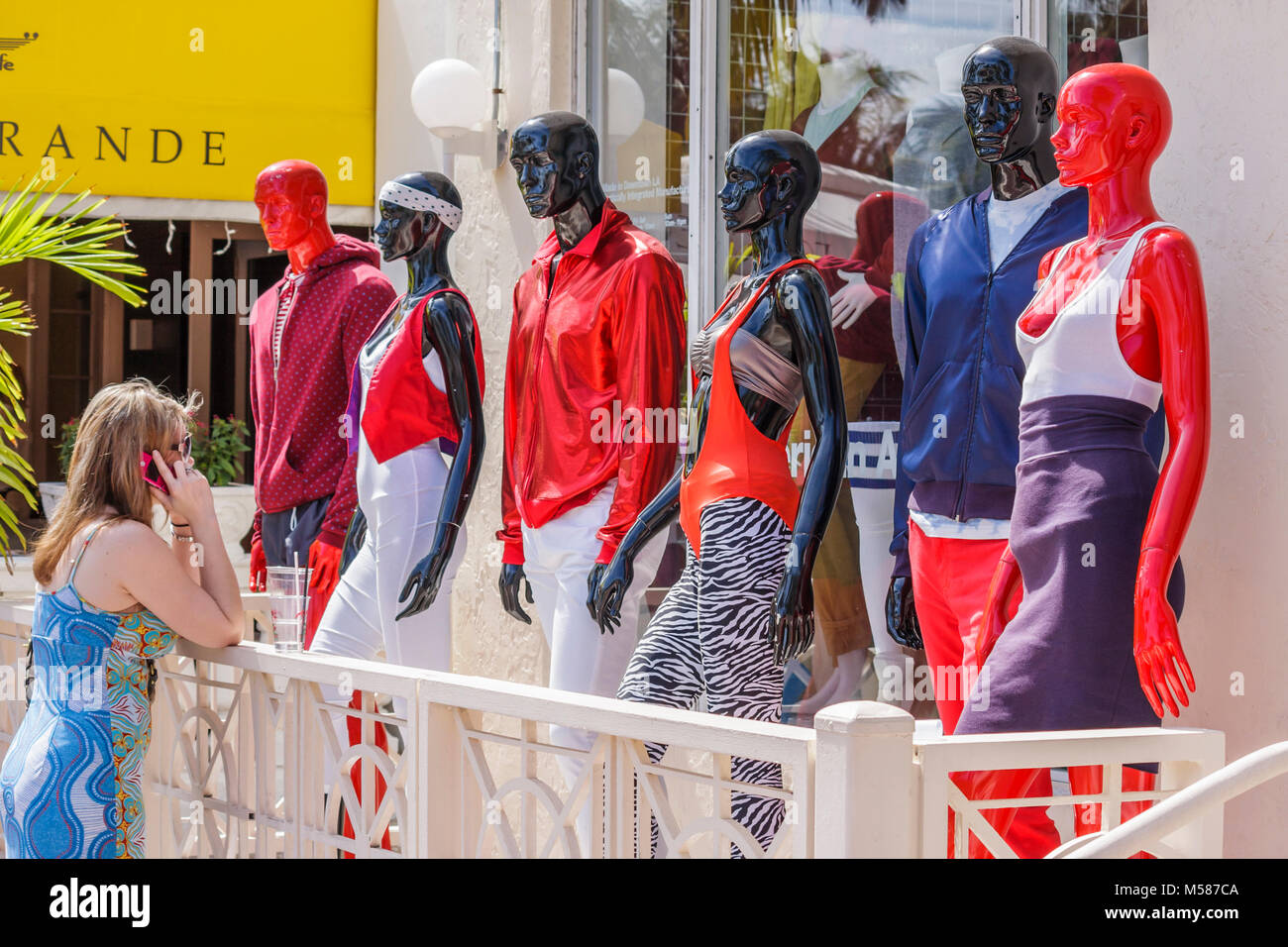 Miami Beach Florida,Ocean Drive,vêtements,habillement,accessoires,magasin,magasins,entreprises,district,vêtements,vente de présentation de produits,mannequins,mode Banque D'Images