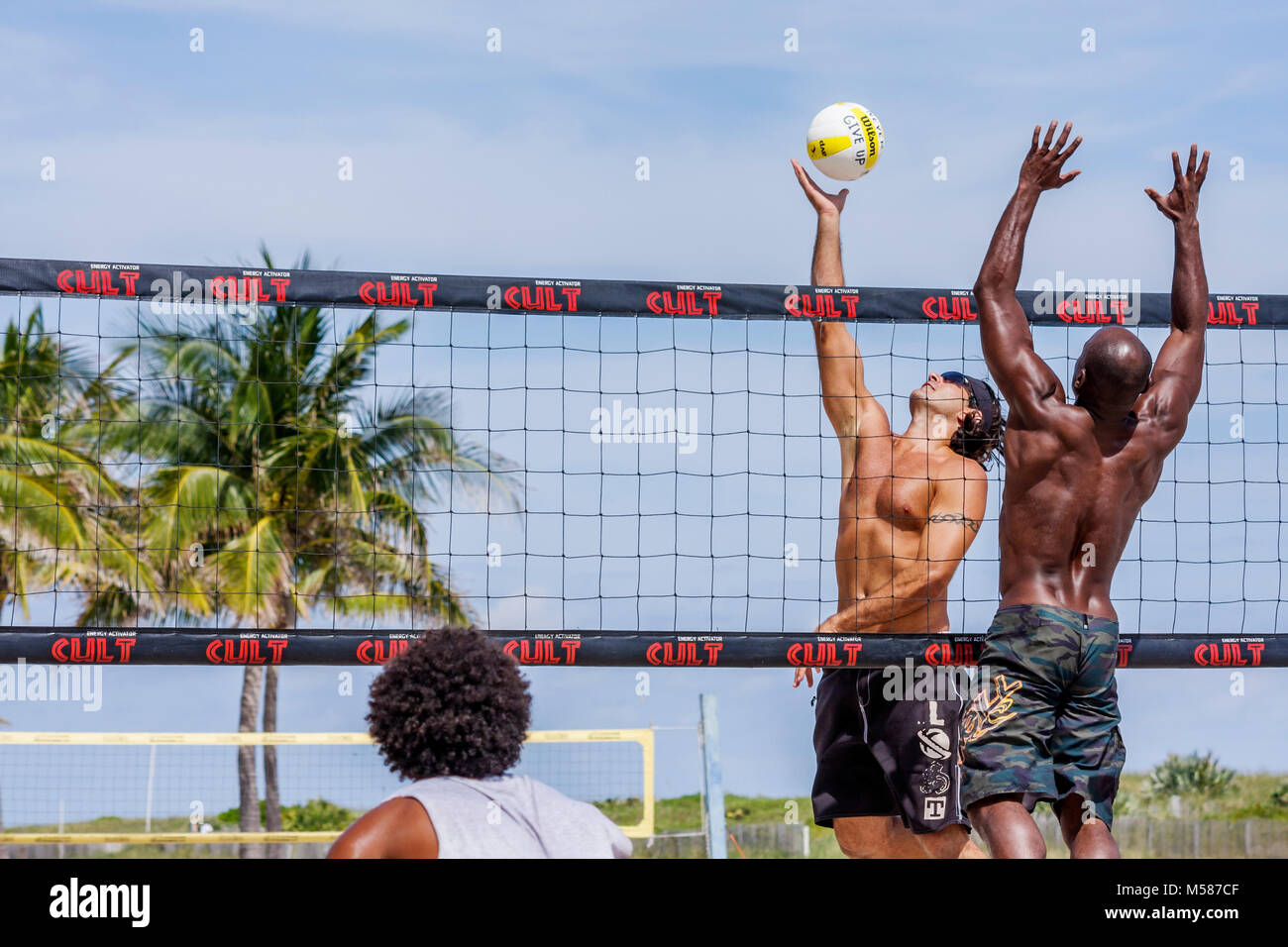 Miami Beach Florida,Ocean Drive,Lummus Park,volley,sport,joueurs,filet,athlétique,musclé,Black man hommes adultes hommes,compétition,effort,bloc,FL Banque D'Images