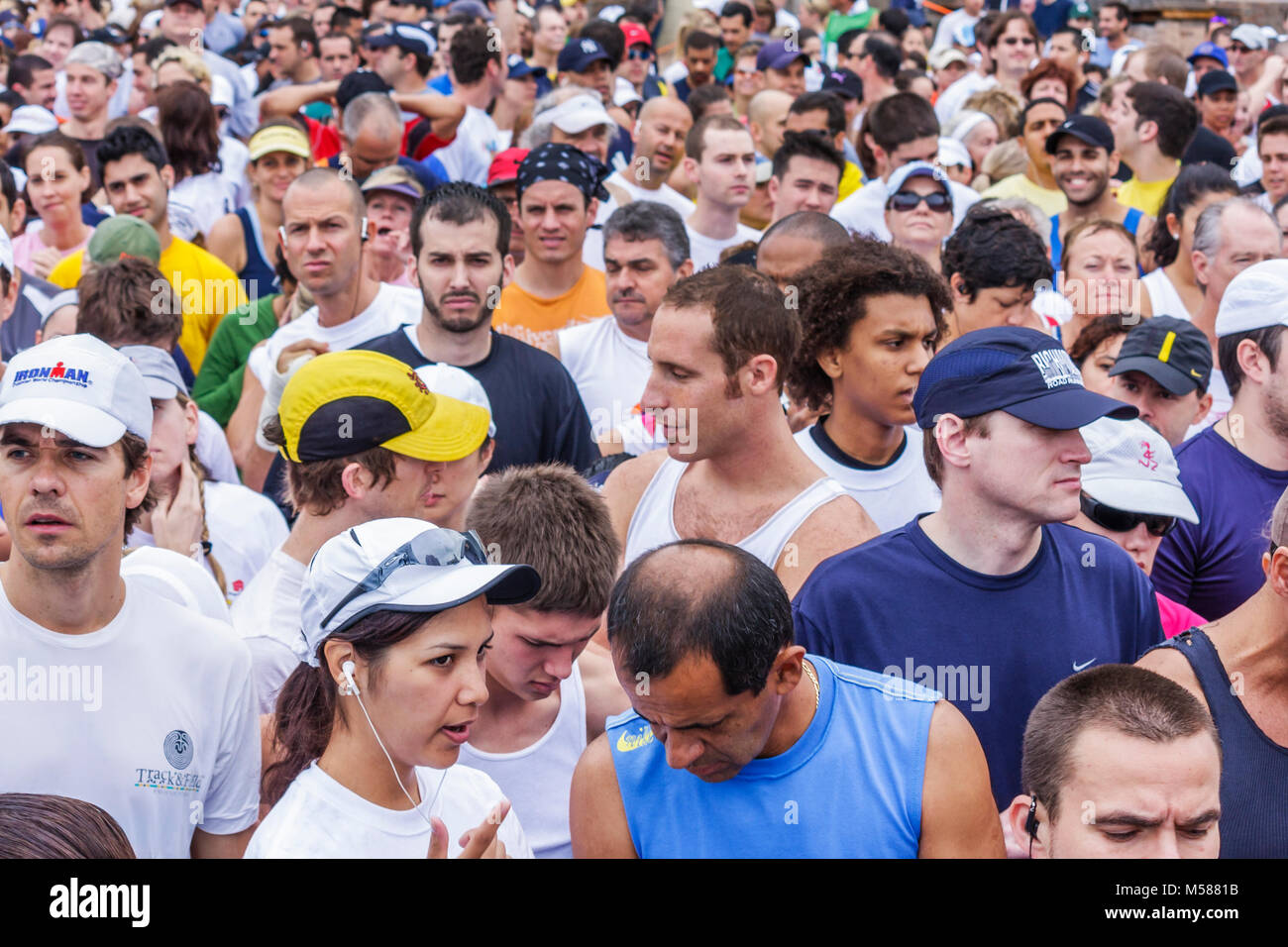 Un homme dans la foule
