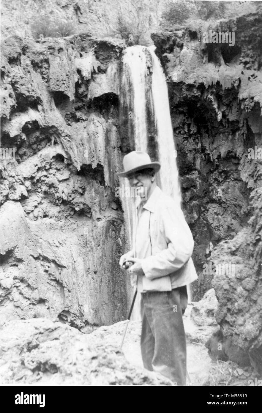 Historique du Grand Canyon. ATCHISON, TOPEKA AND SANTA FE RAILWAY PRÉSIDENT FRED GURLEY HAVASUPAI VISITES AVEC BRYANT. Vers 1950. Banque D'Images