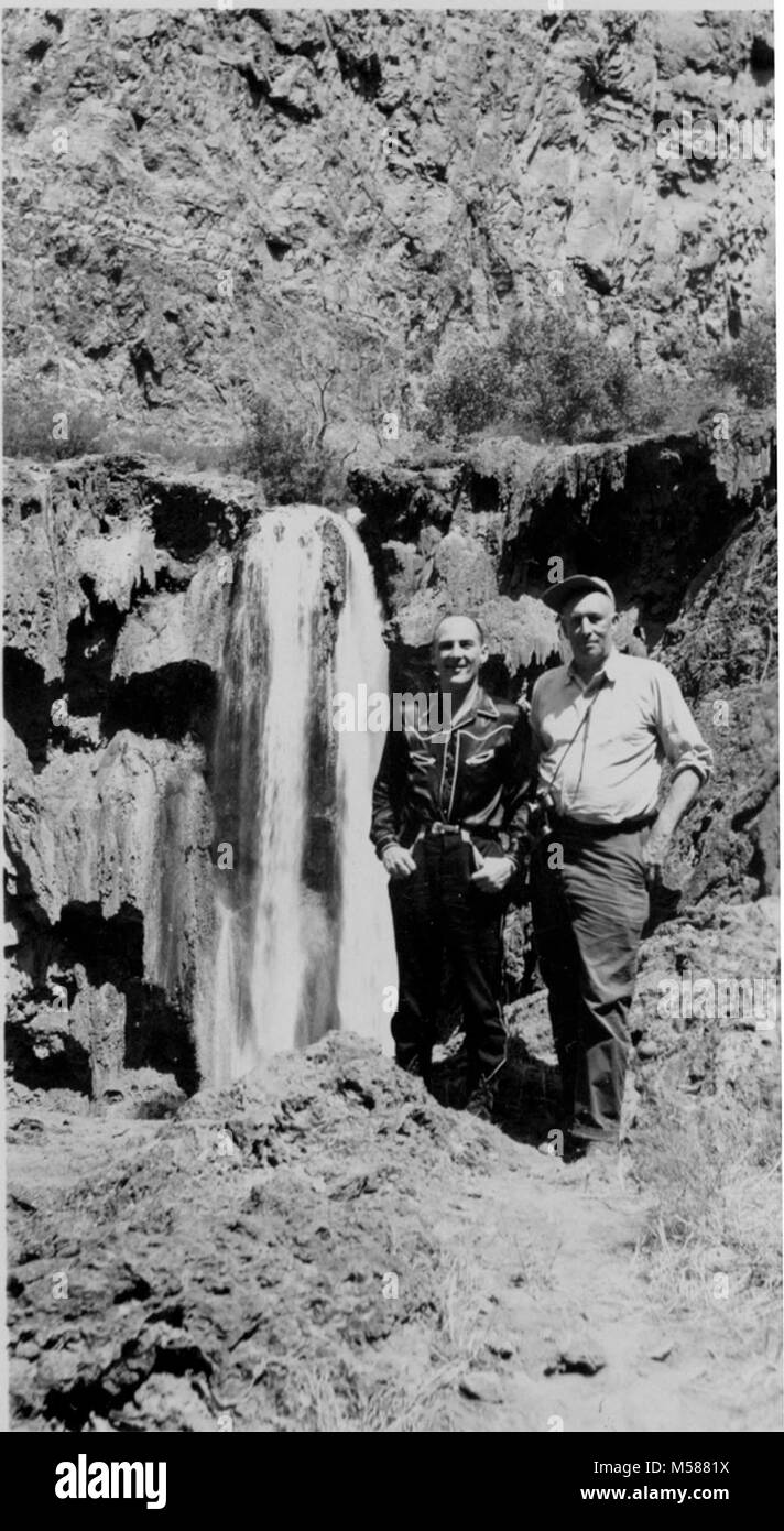 Historique du Grand Canyon. ATCHISON, TOPEKA AND SANTA FE RAILWAY PRÉSIDENT FRED GURLEY HAVASUPAI VISITES AVEC BRYANT. Vers 1950. Banque D'Images