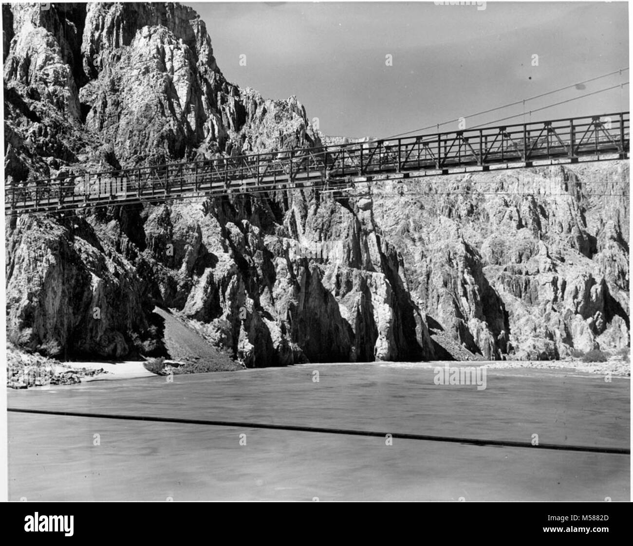 B Grand Canyon Kaibab Trail historique pont suspendu. La peinture de l'ÉQUIPE À L'ŒUVRE le pont suspendu de KAIBAB, 28 juin 1952. Le juge fait un travail Les ponts, entreprise de peinture, de PHOENIX. Commencé le 26 juin, a terminé le 1er juillet. . Vers 1952. Banque D'Images
