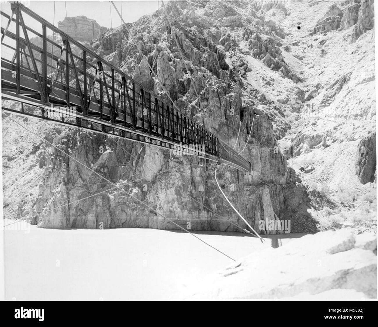 Grand Canyon Kaibab Trail historique pont suspendu. L'ÉQUIPE À L'ŒUVRE de peinture sur le pont suspendu de KAIBAB, 28 juin 1952. Le juge fait un travail Les ponts, entreprise de peinture, de PHOENIX. Commencé le 26 juin, achevé le 1er juillet. . Vers 1952. Banque D'Images