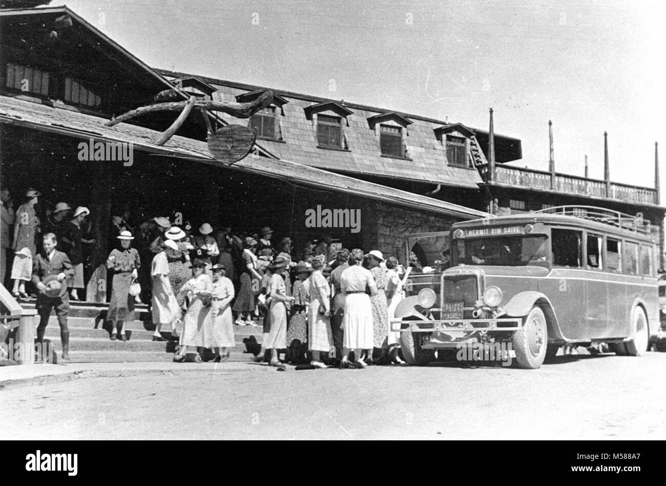 Historique Grand Canyon El Tovar Hotel Tour Chargement du bus. FRED HARVEY ERMITES RESTE TOUR BUS CHARGEMENT EN FACE DE EL TOVAR HÔTEL. WOMEN'S TOUR GROUP. RIM HERMIT ROAD (W RIM DRIVE) vers 1939. . Photo historique de , Banque D'Images