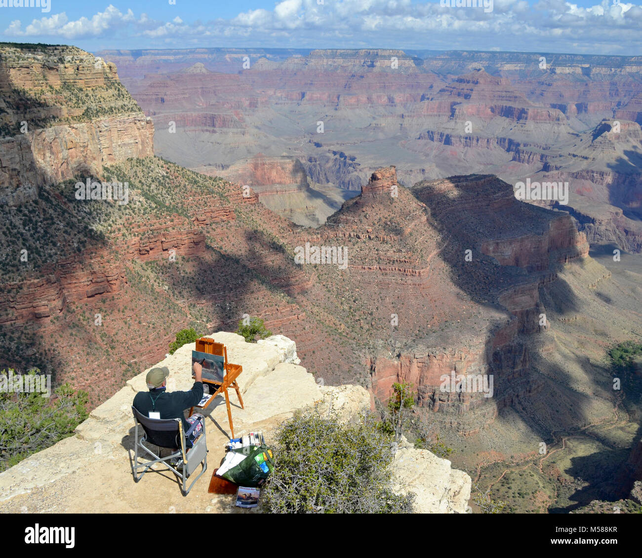 Grand Canyon Célébration de l'Art . George Molnar tableau pendant la célébration de l'Art 2011 l'événement tirage rapide. Organisé chaque année par le Grand Canyon, le Grand Canyon de l'Association Célébration de l'Art est un événement annuel qui comprend 6 jours d'art Événements connexes suivi d'un mois de l'exposition sur Kolb Studio sur la rive sud du Grand Canyon National Park. . La célébration de l'Art dispose de trente artistes du pays qui s'engagent dans une compétition et exposition plein air. Les visiteurs ont la possibilité de suivre les artistes peignent comme ils cherchent à représenter l'évolution de l'ombre et la lumière, Banque D'Images