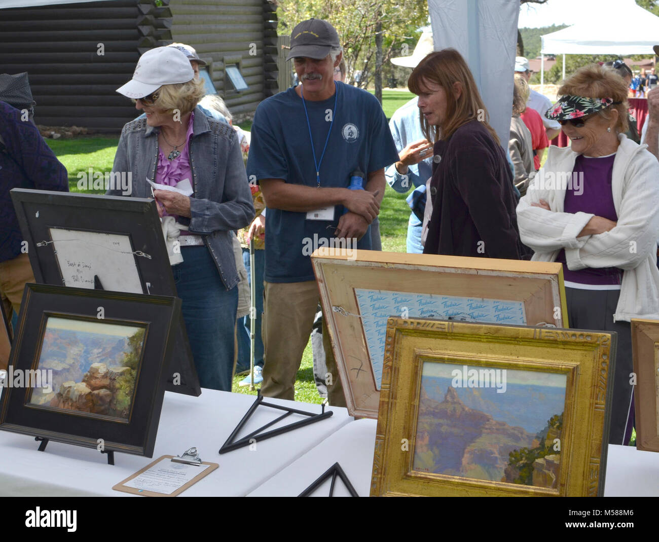 Grand Canyon Célébration de l'Art . Les participants ont l'affichage de la Quick Draw peintures créé pendant la célébration de l'Art 2011 organisé chaque année par le Grand Canyon, le Grand Canyon de l'Association Célébration de l'Art est un événement annuel qui comprend 6 jours d'art Événements connexes suivi d'un mois de l'exposition sur Kolb Studio sur la rive sud du Grand Canyon National Park. . La célébration de l'Art dispose de trente artistes du pays qui s'engagent dans une compétition et exposition plein air. Les visiteurs ont la possibilité de suivre les artistes peignent comme ils cherchent à représenter le ligh Banque D'Images