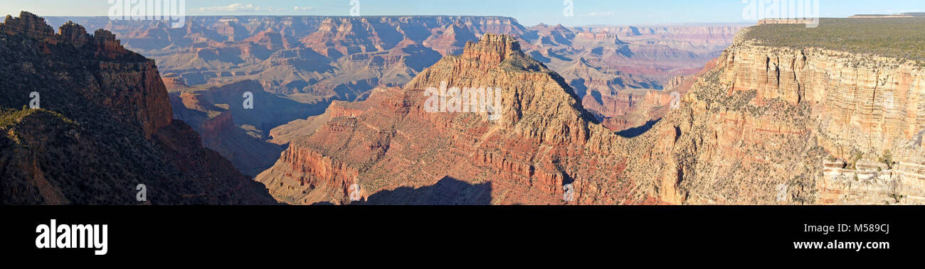 Grand Canyon Desert View Drive P. (9000 x 2000) bateau de descente (à gauche) et Coronado Butte (7 108 ft./ 2.166 m - centre) vu de Buggeln Hill sur le Desert View Drive. Desert View Drive est une route panoramique à l'est du village du Grand Canyon sur la rive sud qui suit le rebord pour les 25 miles (40 km) à la Desert View Watchtower et l'entrée est. Le long du chemin, six, quatre points de canyon point pique-nique, et que la sortie non marqué cinq sont accessibles avec des véhicules privés, en plus de l'Tusayan Ruin and Museum. Le désert View services espace comprend la tour de guet et cadeaux, Banque D'Images