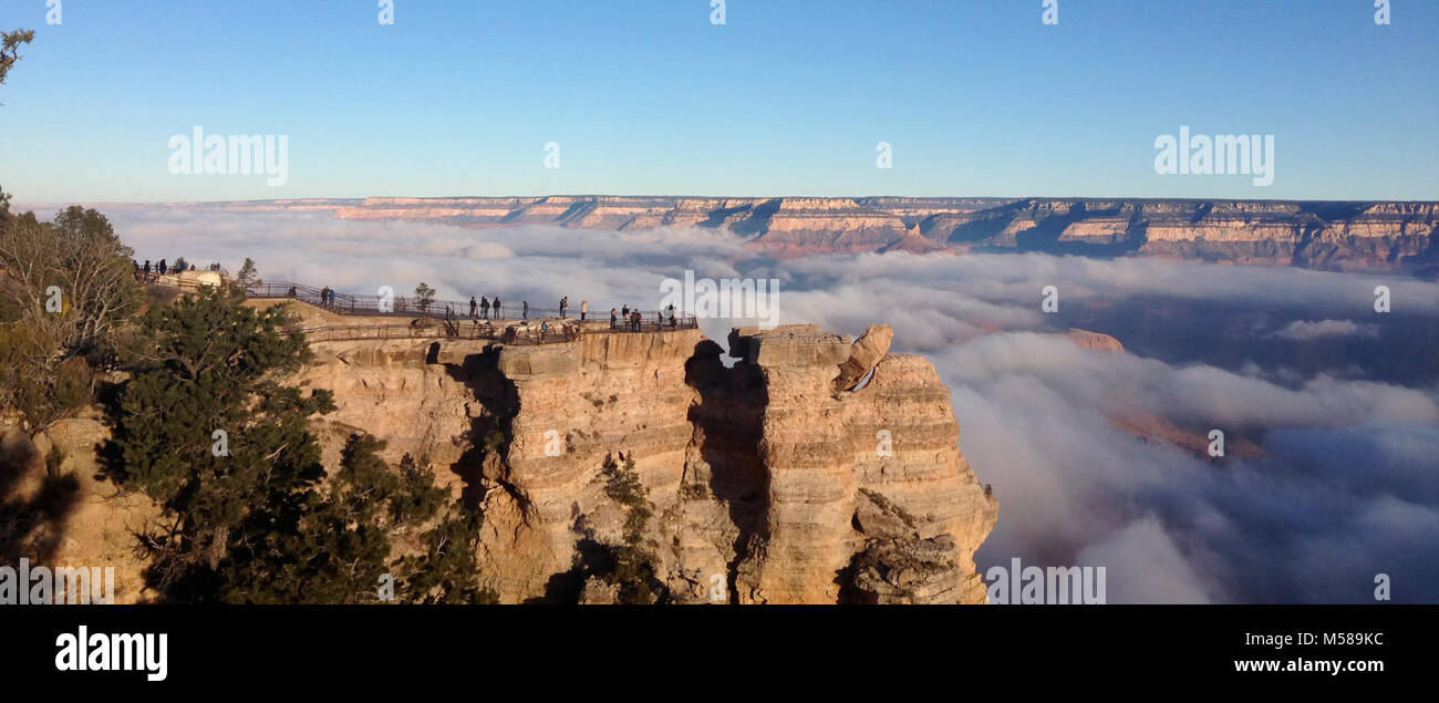 Grand Canyon Mather Point d'inversion. Un total rare inversion a été vu aujourd'hui par les visiteurs au Parc National du Grand Canyon. Cette vue est de Mather Point sur le bord sud. Les inversions de nuages sont formés par l'interaction des masses d'air chaud et froid. NPS Banque D'Images