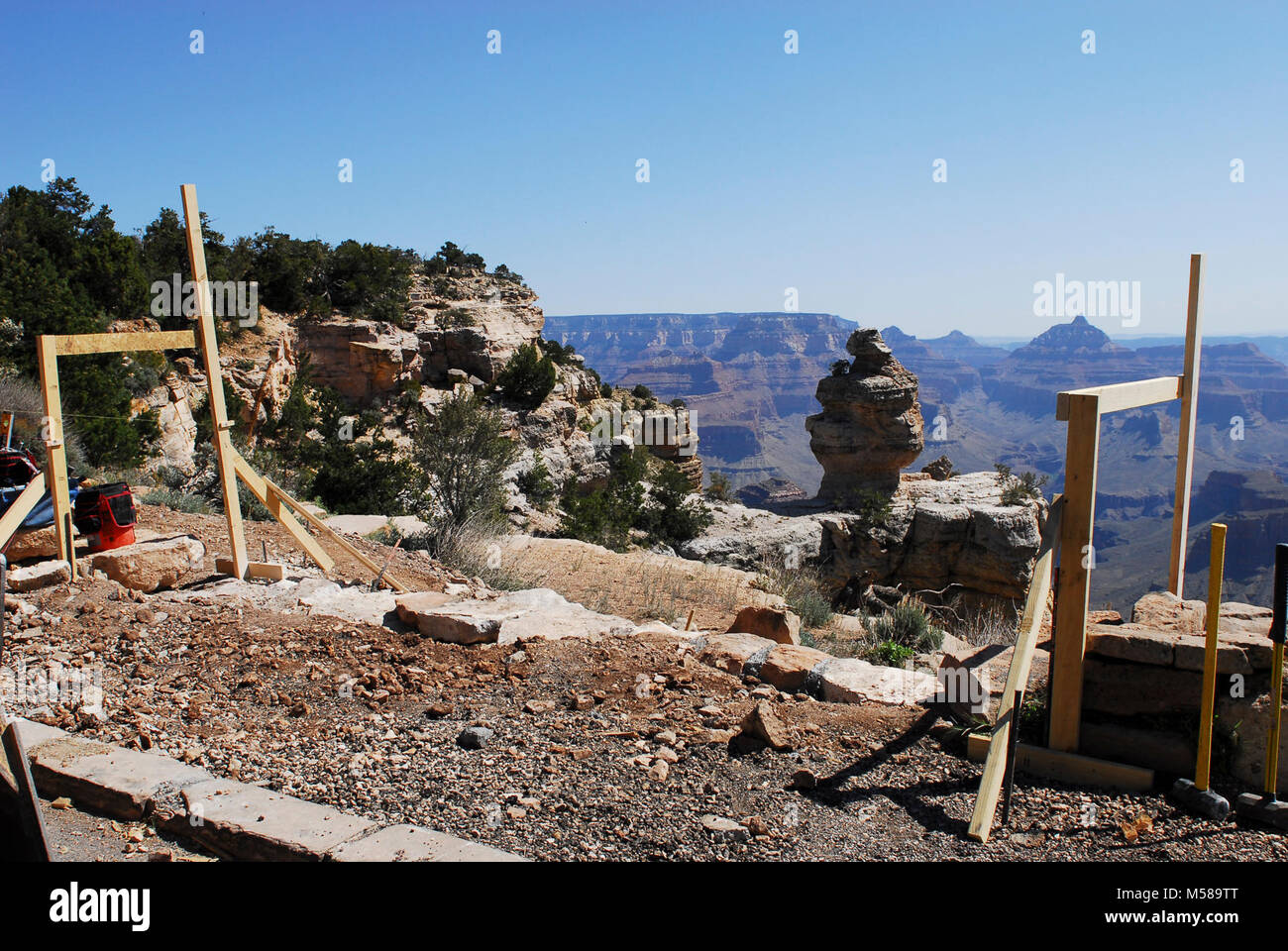 Grand Canyon Nat Park réparations de maçonnerie . Vue sur le rocher de canard mur d'un travail de réparation - été 2012. Environ 1 000 pieds carrés de mur est en réparation. L'angle est fermé pendant les travaux de réparation. Projet devrait être achevée d'ici la fin de juillet 2012. NPS Banque D'Images