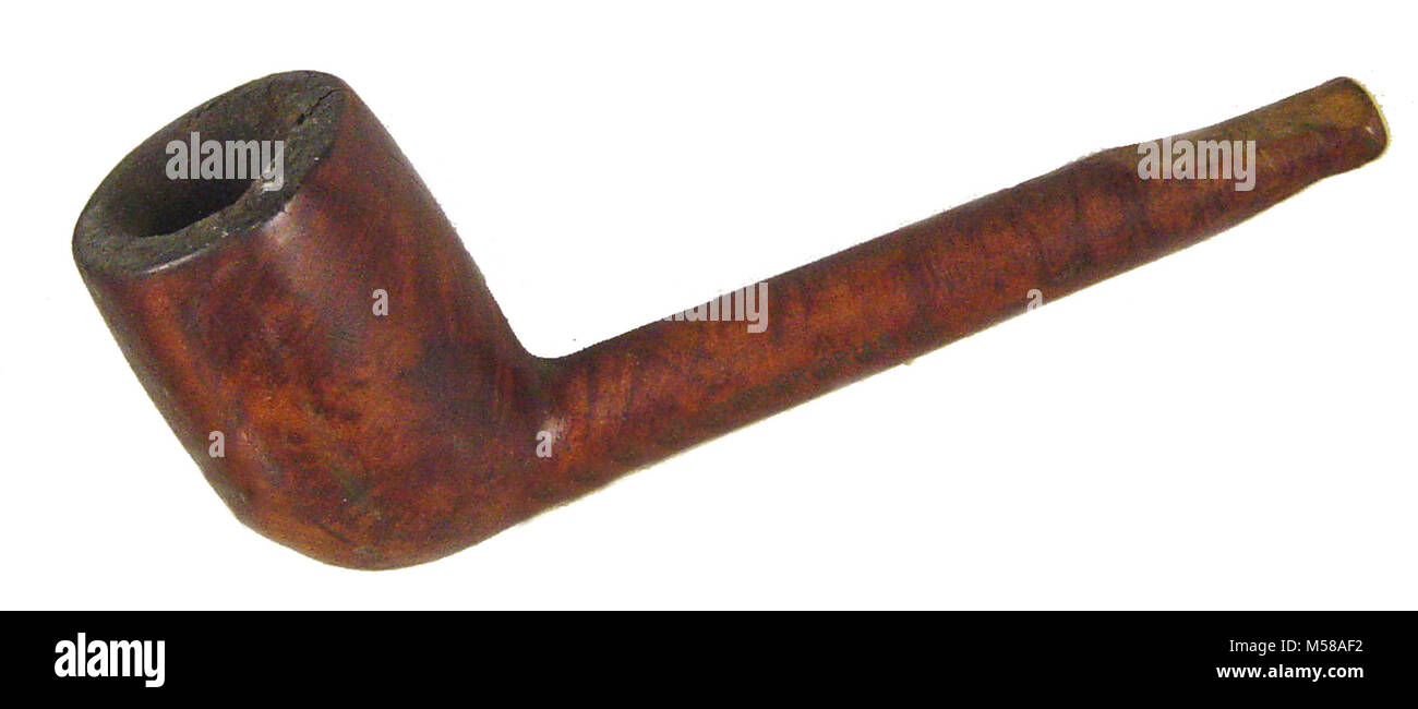 Le Parc National du Grand Canyon Miner's Pipe. Tuyau en bois brun avec cuvette RONDE QUI DISPOSE D'UN 2,1 CM DE LONG SE FISSURER. Sur la tige 'French' BRIAR est perforée. La FIN DE LA TIGE A ÉTÉ BISEAUTÉ D'ORGANISER UN MORCEAU DE LA BOUCHE, QUI EST MANQUANT. Cet élément FAISAIT PARTIE D'UNE MÉMOIRE CACHE DE MINEUR 1893, STOCKÉES DANS UNE GRANDE PLACE DE L'ÉTAIN ET SITUÉ DANS LA RÉGION DE SUPAI. Certains DES ÉLÉMENTS DE CETTE MÉMOIRE CACHE SONT EXPOSÉS AU GRAND CANYON Visitor Center. (SOUTH RIM) LE CACHE INCLUS DIVERSES DISPOSITIONS,TOILETTE ET ARTICLES DIVERS (Catalogue #  29237- 29243, 29255- 29259, 29287- 29288, 29303- 29304, 29345- 29347, 29362- 29370) ET UN NOTEB Banque D'Images