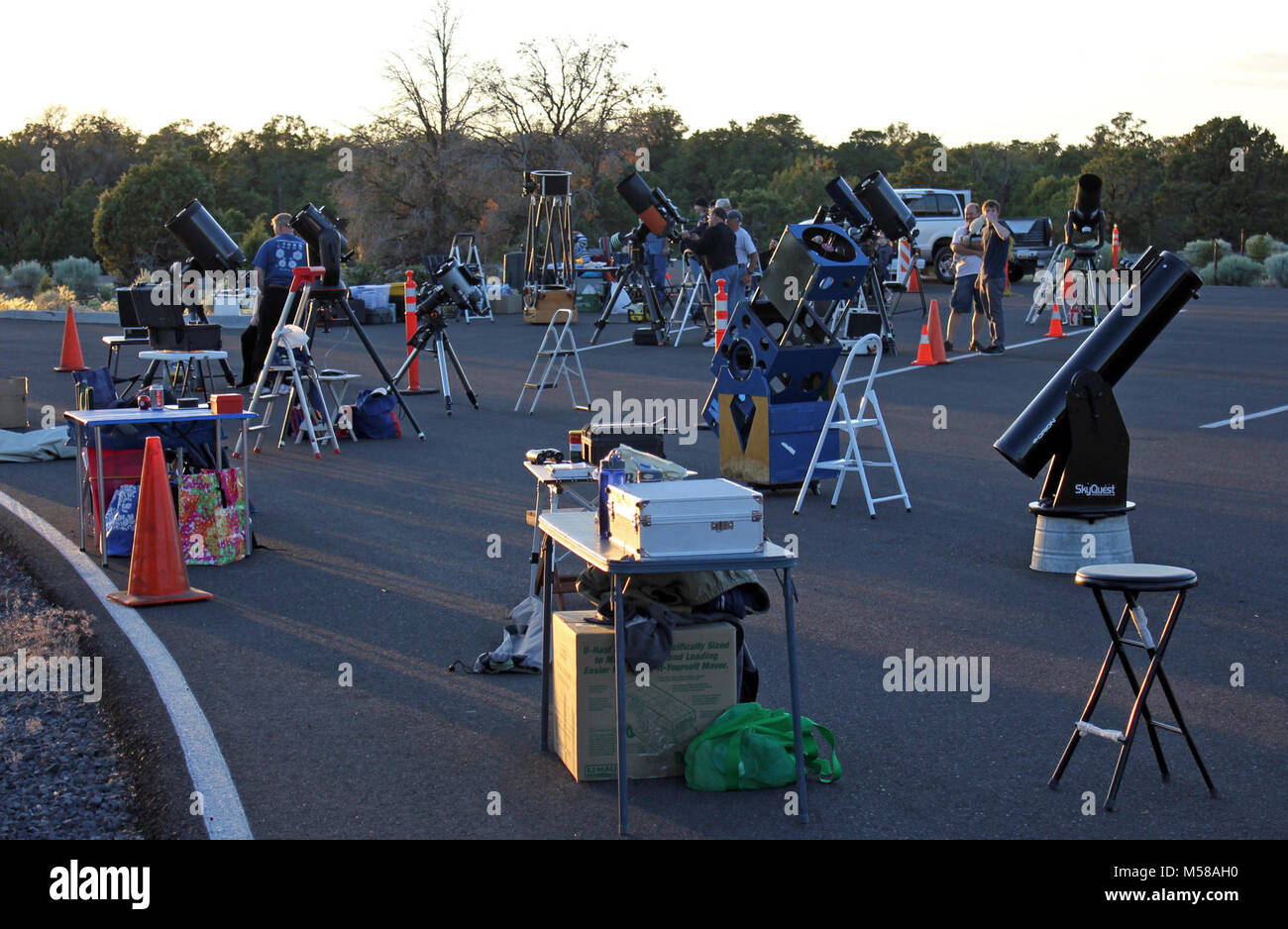 Le Parc National du Grand Canyon Star Party annuel . Pendant huit jours chaque année au mois de juin, les visiteurs du parc et les résidents explorer les merveilles du ciel nocturne sur le Parc National du Grand Canyon South Rim du avec le Tucson Amateur Astronomy Association et sur la rive nord avec le Club d'Astronomie de Saguaro de Phoenix. Les astronomes amateurs de partout au pays offrent bénévolement leur expertise et offrir gratuitement chaque soir les programmes d'astronomie et d'observation du télescope. NPS Banque D'Images