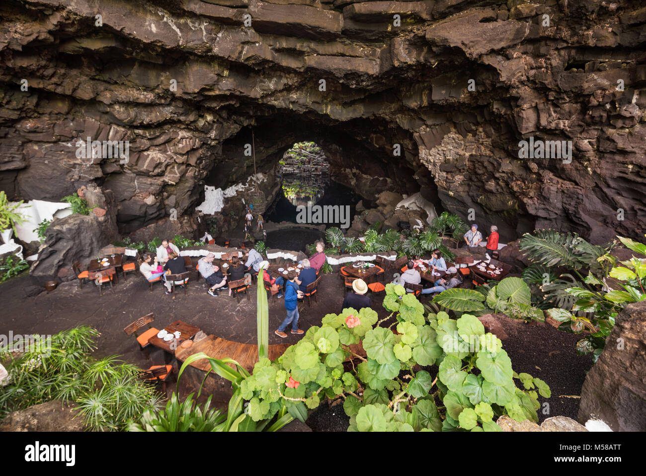 Lanzarote, Espagne - Février, 11, 2018 : visite touristique célèbre grotte Los Jameos del Agua en Lanzarote, îles canaries, espagne. Banque D'Images