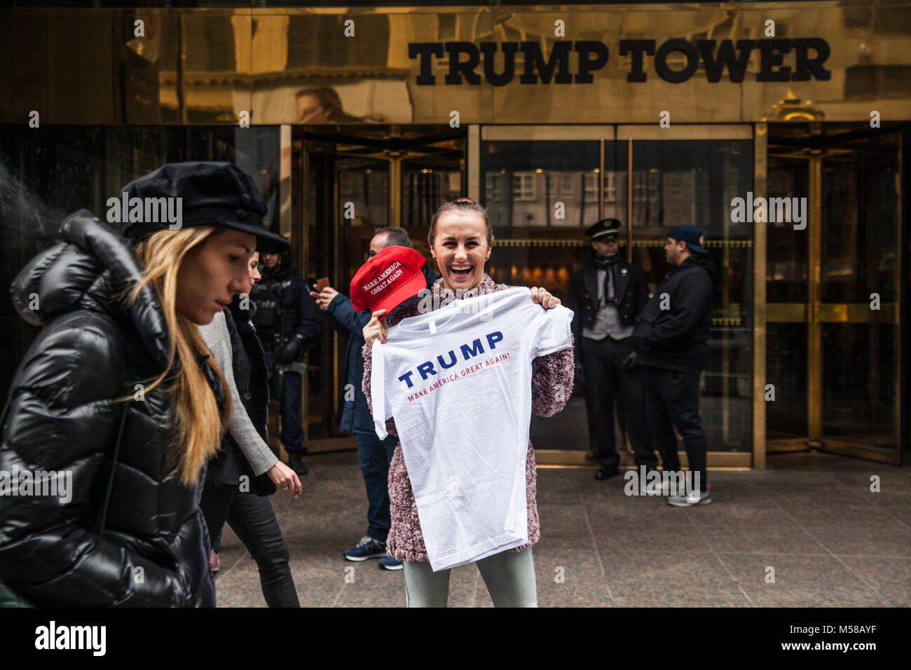 Un partisan du Président américain Donald Trump pose devant Trump Tower à New York City Banque D'Images
