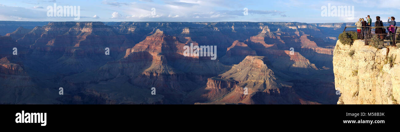 Le Parc National du Grand Canyon Ermite Rd Point Maricopa . (10 000 x 2624) Vue de Maricopa Point le long de l'Ermite Road (West Rim Drive) sur la rive sud du Grand Canyon National Park. C'est miles 0,7' (1,1 km) au-delà de la première vue du sentier. En plus de superbes vues, Maricopa Point donne sur l'ancienne mine, orphelin Lode réclamé en 1891 par miner Dan Hogan. La première mine de cuivre produites, puis, durant les années 1950 et 1960, le minerai d'uranium. L'exploitation minière a pris fin en 1967. Le Parc National du Grand Canyon a acquis les biens et de l'environnement majeur la restauration du site a commencé en 2008. NPS Banque D'Images