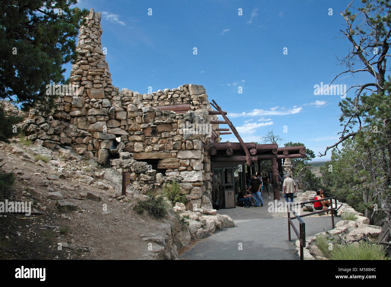 Le Parc National du Grand Canyon ermites reste . Est sur un côté de Hermits Rest (1914) à la fin de l'Hermit Road (West Rim Drive) construite en 1914 par l'architecte Santa Fe Railroad Mary Colter. Plusieurs milles à l'ouest de Grand Canyon Village, sur le bord sud. Le bâtiment a été initialement construit comme un repos pour l'étape courte ligne qui a été lancé à partir de El Tovar à cet endroit, est un bâtiment en pierre placé plusieurs pieds en arrière du bord de la jante, et est niché dans un petit monticule de terre à l'homme, construit autour et au sommet de l'immeuble pour le mélanger avec son réglage. L'ermite reste a été conçu pour resem Banque D'Images