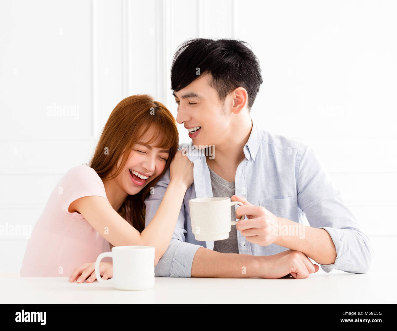 Couple heureux ensemble à la maison avec une tasse de café Banque D'Images