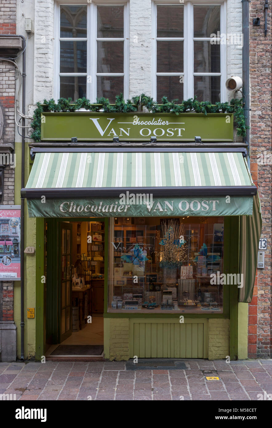 Façade de chocolatier boutique près de Grote Markt (place du marché), Bruges, Belgique Banque D'Images