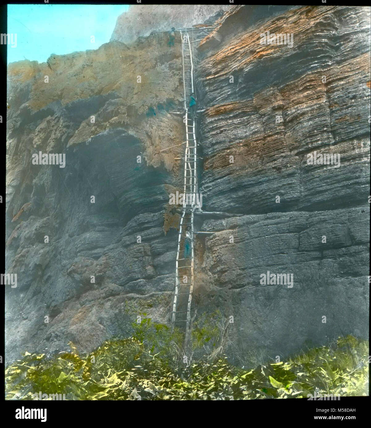 11 grca vers Havasupai 1. L'échelle indique 'MOONEY FALLS.' SUR UN 'AUDE & BARTOO, LOS ANGELES, CAL.'. Noir mat avec du ruban adhésif noir les frontières. La bande est l'Épluchage DANS LES LIEUX. Mesures de L'IMAGE, 6,7 W 7,2 CM CIRCA 1930S. Banque D'Images