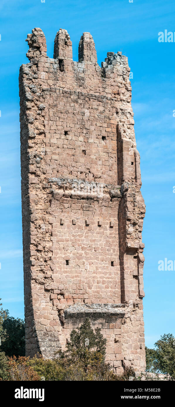 Panorama vertical. Château Merola. Pour le moment, seul le mur de la Tramuntana hommage tower est préservé. La moitié effondrée avec battleme tour terminé Banque D'Images