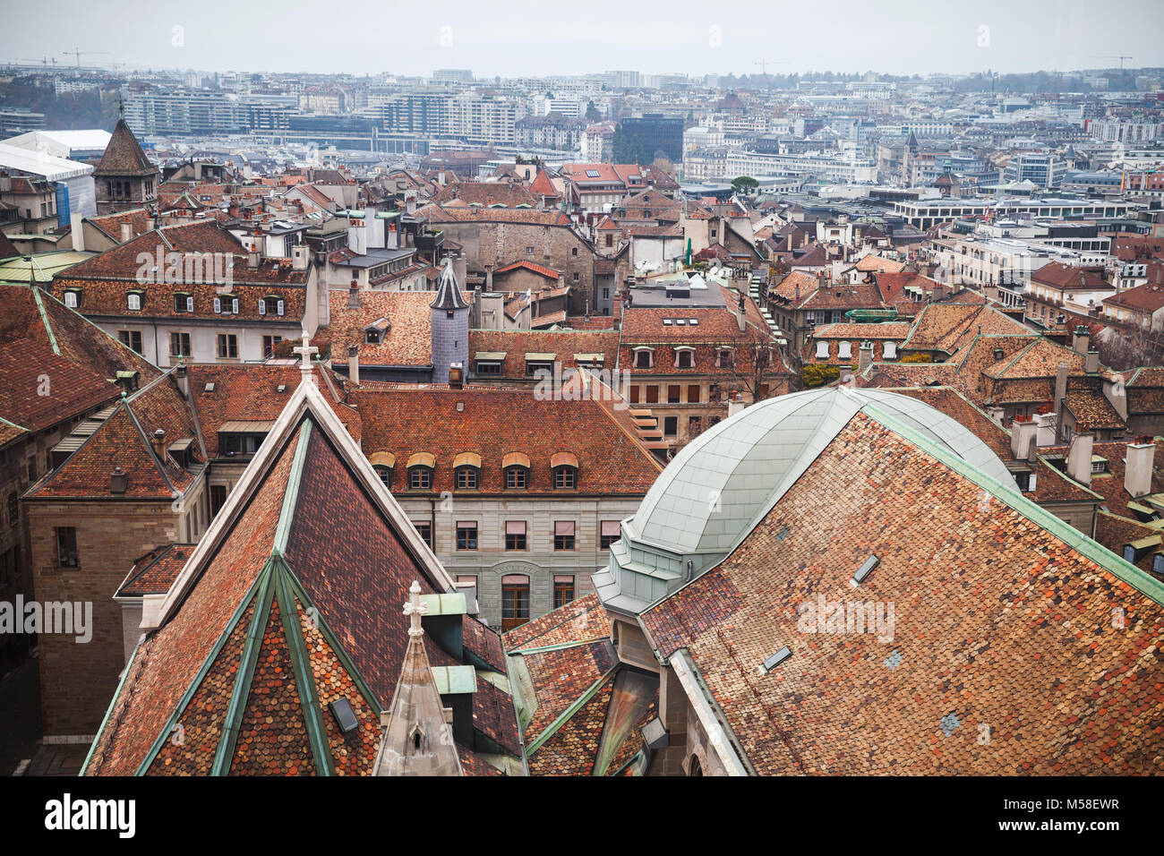 Genève, Suisse. Vue urbaine avec carrelage rouge toits de vieilles maisons individuelles Banque D'Images
