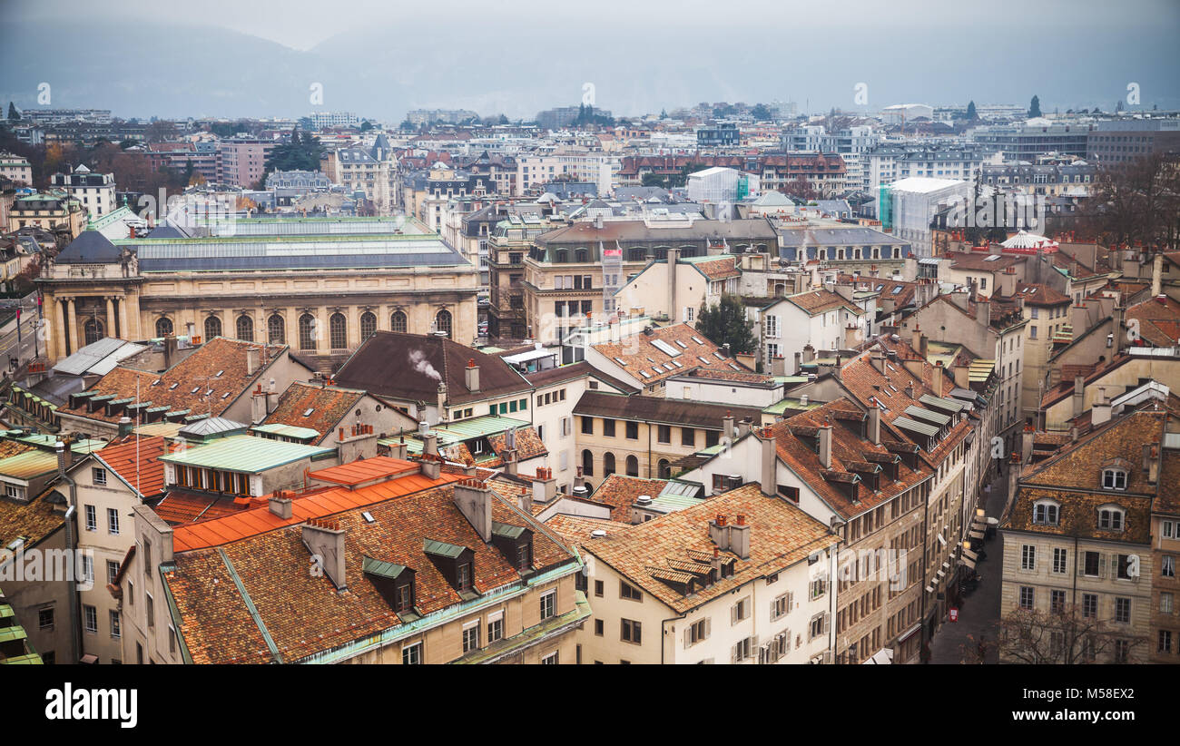 Genève, Suisse. Vue urbaine avec toits de vieilles maisons individuelles Banque D'Images
