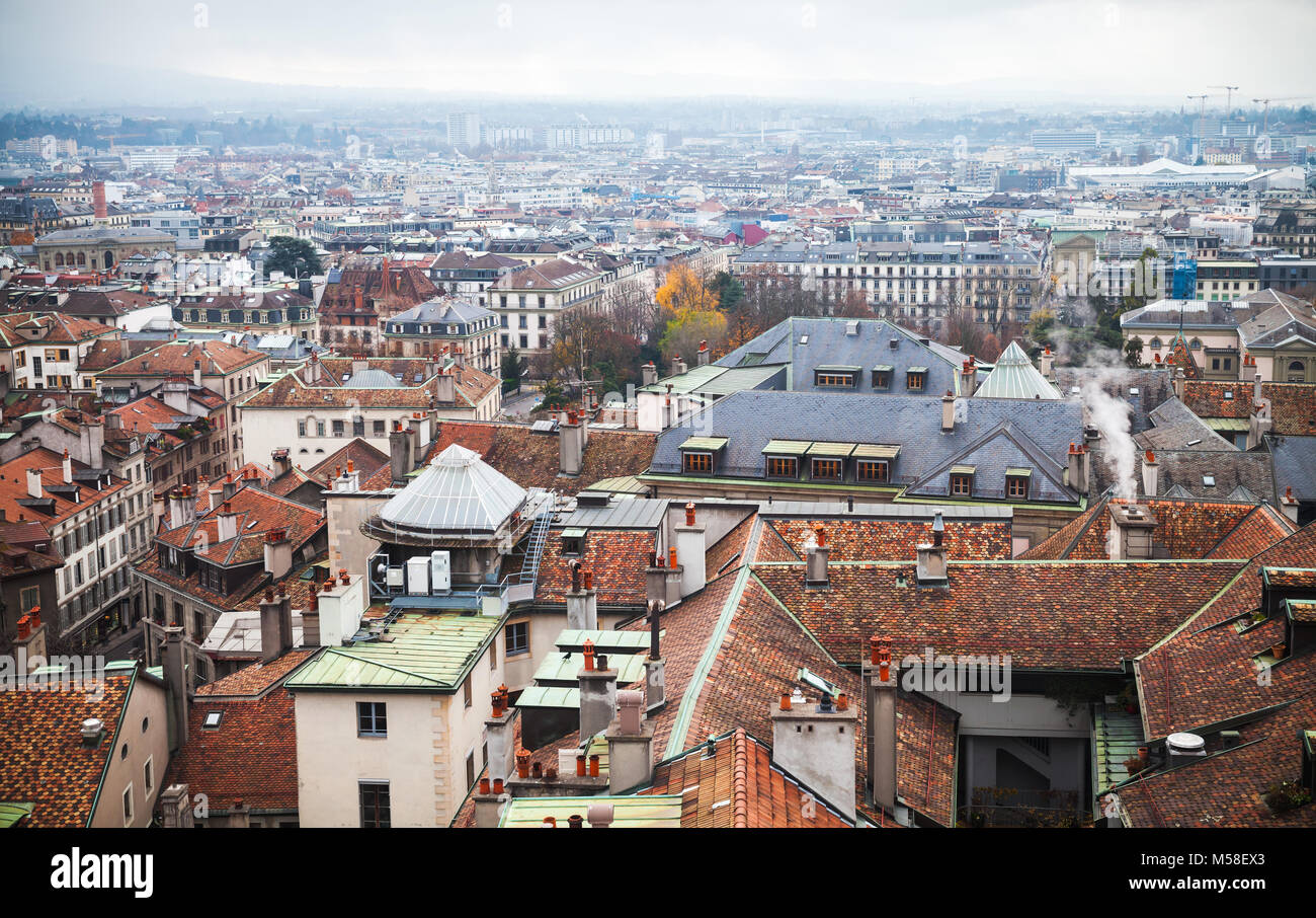Genève, Suisse. Paysage urbain avec de vieux maisons individuelles dans le vieux centre, photo prise à partir de la Cathédrale Saint-Pierre viewpoint Banque D'Images