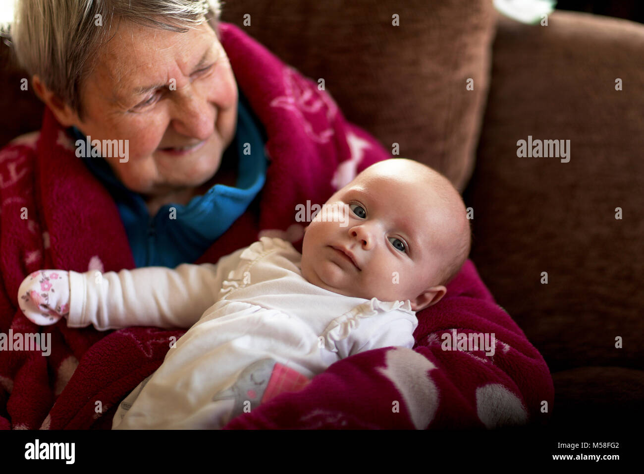 Fier grand-mère avec bébé Banque D'Images