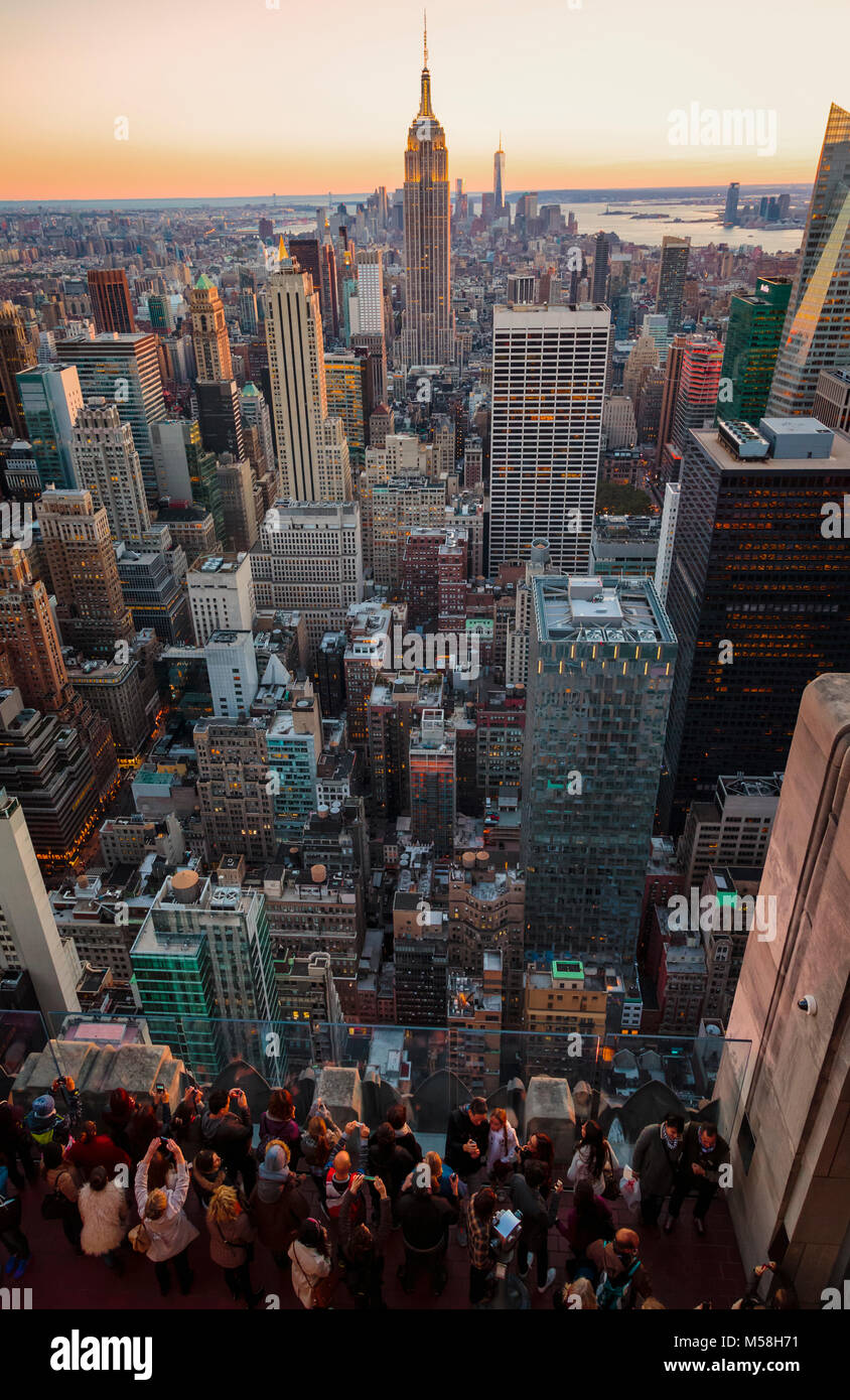 La ville de New York, État de New York, États-Unis d'Amérique. Vue sur l'île de Manhattan à l'Empire State Building. Vu de la Rockefeller Center T Banque D'Images